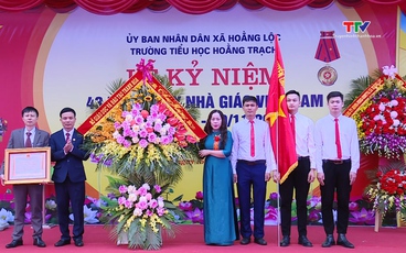 Trường Tiểu học Hoằng Trạch đón nhận Huân chương Lao động hạng Ba