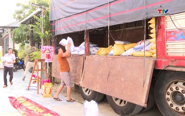 Xã Tân Ninh hỗ trợ người dân miền Trung bị ảnh hưởng bởi lũ lụt