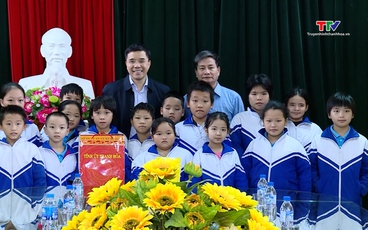 Phó Bí thư Thường trực Tỉnh ủy Nguyễn Hồng Phong
thăm, tặng quà trẻ em có hoàn cảnh khó khăn