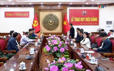 Lễ trao tặng huy hiệu Đảng cho các đồng chí lãnh đạo tỉnh nguyên lãnh đạo tỉnh