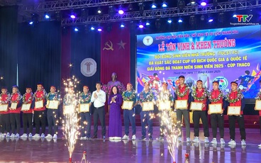 Khen thưởng đội bóng sinh viên đoạt cúp vô địch quốc gia và quốc tế Giải bóng đá Thanh niên sinh viên 2025 - Cúp THACO