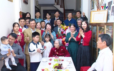 Trao Huy hiệu 80 năm tuổi Đảng cho đảng viên Phạm Thị Giằng