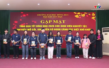 Trường Đại học Hồng Đức trao quà cho sinh viên mồ côi khuyết tật và có hoàn cảnh khó khăn