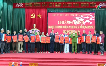 Xã Tân Ninh trao 106 suất quà Tết cho các đối tượng hộ nghèo, hộ cận nghèo trên địa bàn