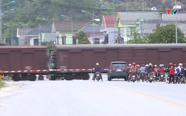 Đảm bảo an toàn khi đi qua điểm giao cắt giữa đường bộ và đường sắt