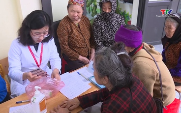 Khám bệnh, cấp phát thuốc cho người dân xã An Nông