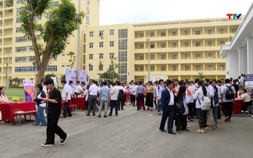 Gần 1.000 người tham gia sàn giao dịch việc làm