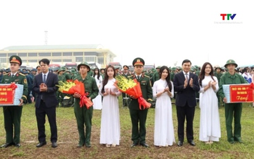 Chủ tịch Ủy ban Nhân dân tỉnh dự lễ giao, nhận quân tại xã Triệu Sơn