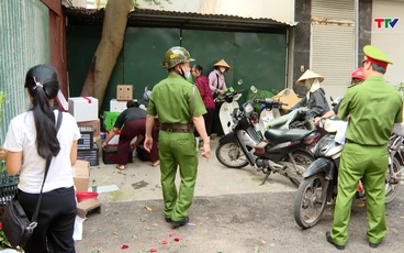 Ra quân giải toả chợ cóc phố Nam, phường Hạc Thành