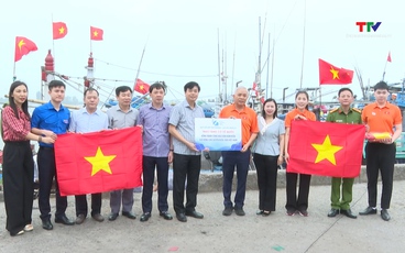 Trao tặng cờ Tổ quốc cho ngư dân - lan tỏa tình yêu Tổ quốc