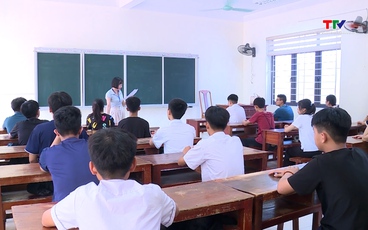 Thí sinh làm thủ tục dự thi tuyển sinh vào lớp 10
