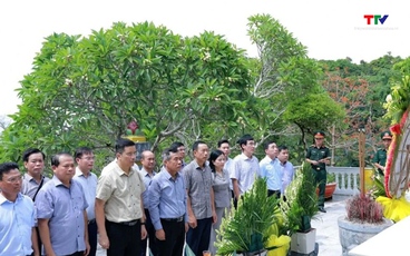 Bí thư Tỉnh ủy Lê Đức Thái dâng hương tưởng niệm các anh hùng liệt sĩ tại Đảo Mê