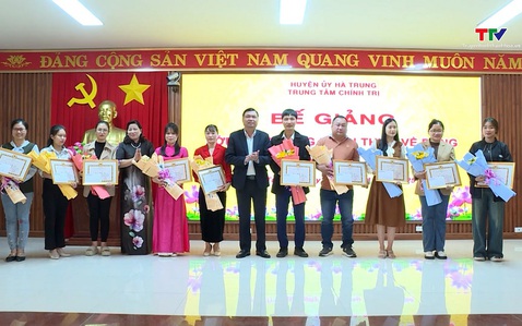 Hà Trung: 100 học viên hoàn thành lớp Bồi dưỡng nhận thức về Đảng Khóa III năm 2025
