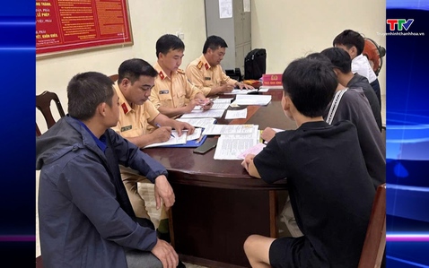 Xử lý nhóm học sinh đi xe máy không đội mũ bảo hiểm trên đường tỉnh lộ
