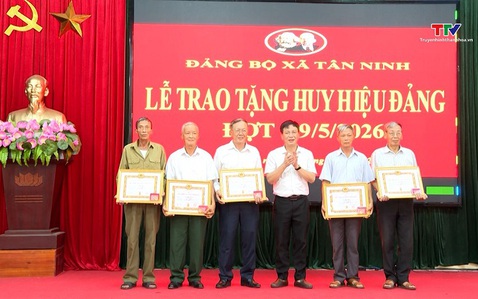 Đảng ủy xã Tân Ninh tổ chức Lễ trao tặng Huy hiệu Đảng