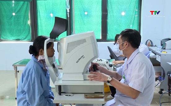 Chăm sóc mắt cho người cao tuổi