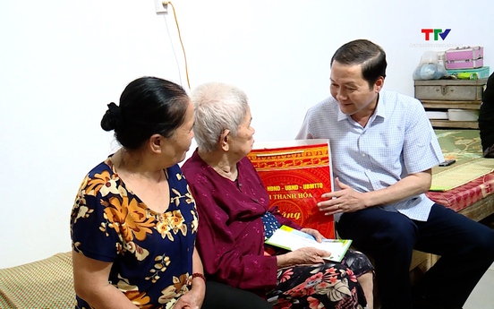 Chủ tịch Uỷ ban Nhân dân tỉnh Đỗ Minh Tuấn thăm, tặng quà cựu chiến sĩ Điện Biên