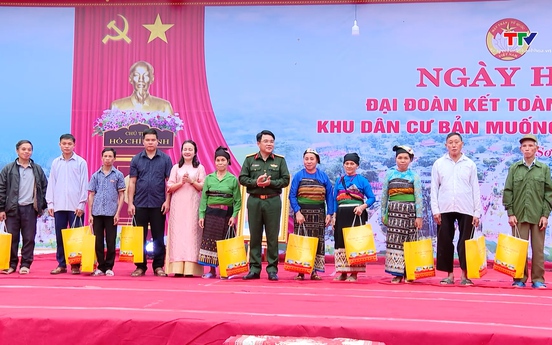 Chỉ huy trưởng Bộ CHQS tỉnh dự Ngày hội Đại đoàn kết toàn dân tộc tại xã Sơn Thuỷ
