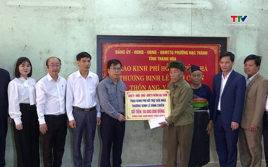 Phường Hạc Thành trao kinh phí hỗ trợ sửa nhà tại thôn Ang, xã Giao An