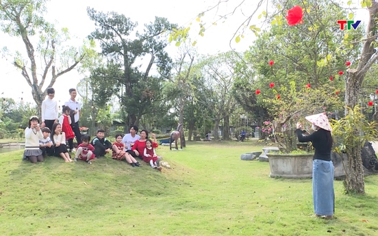 Rộn ràng các khu, điểm du lịch ngày đầu năm mới