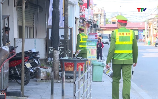 Giải toả lấn chiếm lòng lề đường tại khu vực chợ Chùa, xã Hoằng Châu