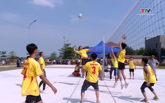 Sôi động ngày hội bóng chuyền nam xã Yên Thọ