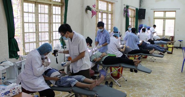 80 y, bác sĩ khám bệnh miễn phí để tri ân mái trường, quê hương Phú Yên
