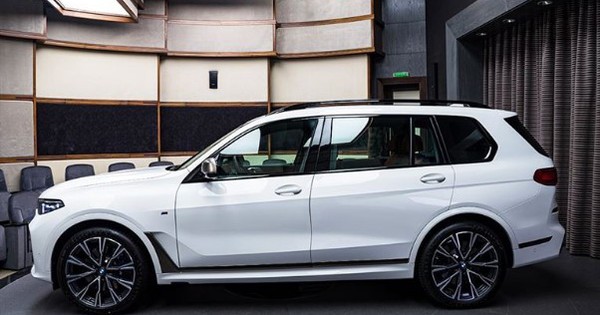 Ảnh chi tiết BMW X7 bản màu sơn trắng Alpine cùng nội thất Tartufo